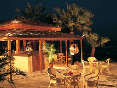Palm Beach Hotel & Bungalows - Beach Bar by night