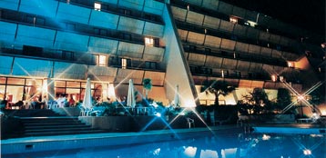 Palm Beach Hotel & Bungalows by night