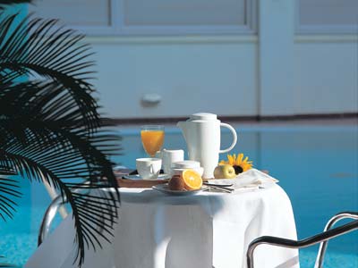 Mediterranean Hotel-Breakfast at pool