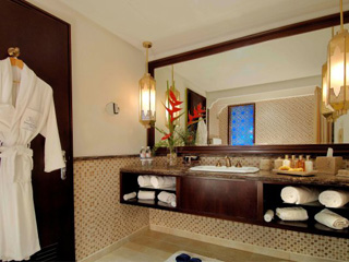 Executive Club Room Bathroom